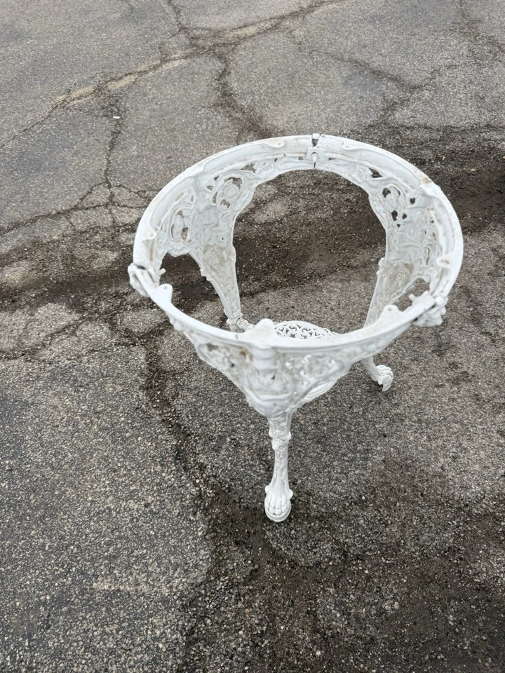 罕见古董铸铁伦敦酒吧桌切碎和焊接 — 第 2/4 张图片