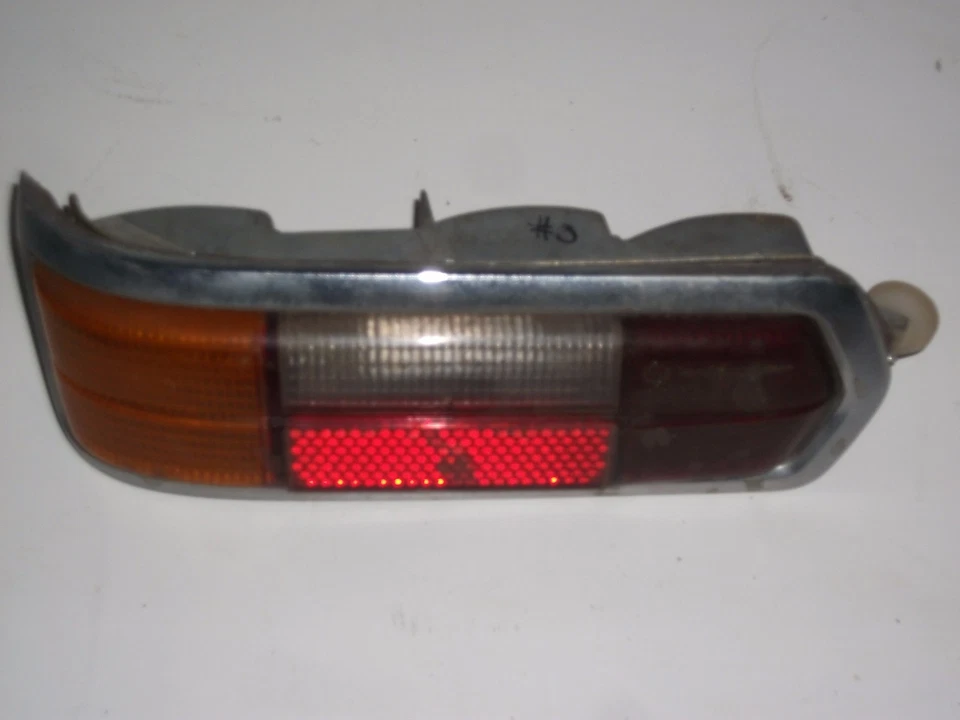 Mercedes-Benz 250S temprano, carrocería # 108. Faro trasero derecho completo Foto 3 de 4