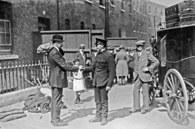 Britische Truppen verlassen Irland Truppen verabschieden sich von Einheimischen 1922 4x6 Foto