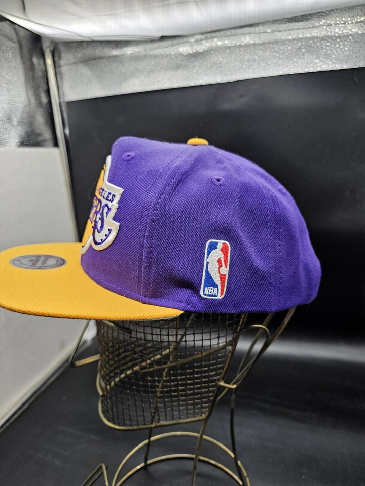 Gorra Mitchell & Ness Los Angeles LA Lakers Snapback púrpura/amarillo/logo XL Foto 3 de 4