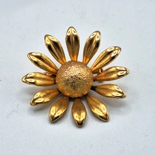 Unsigned Flower Brooch Pin Gold Tone Daisy or Sunflower 1.25"
