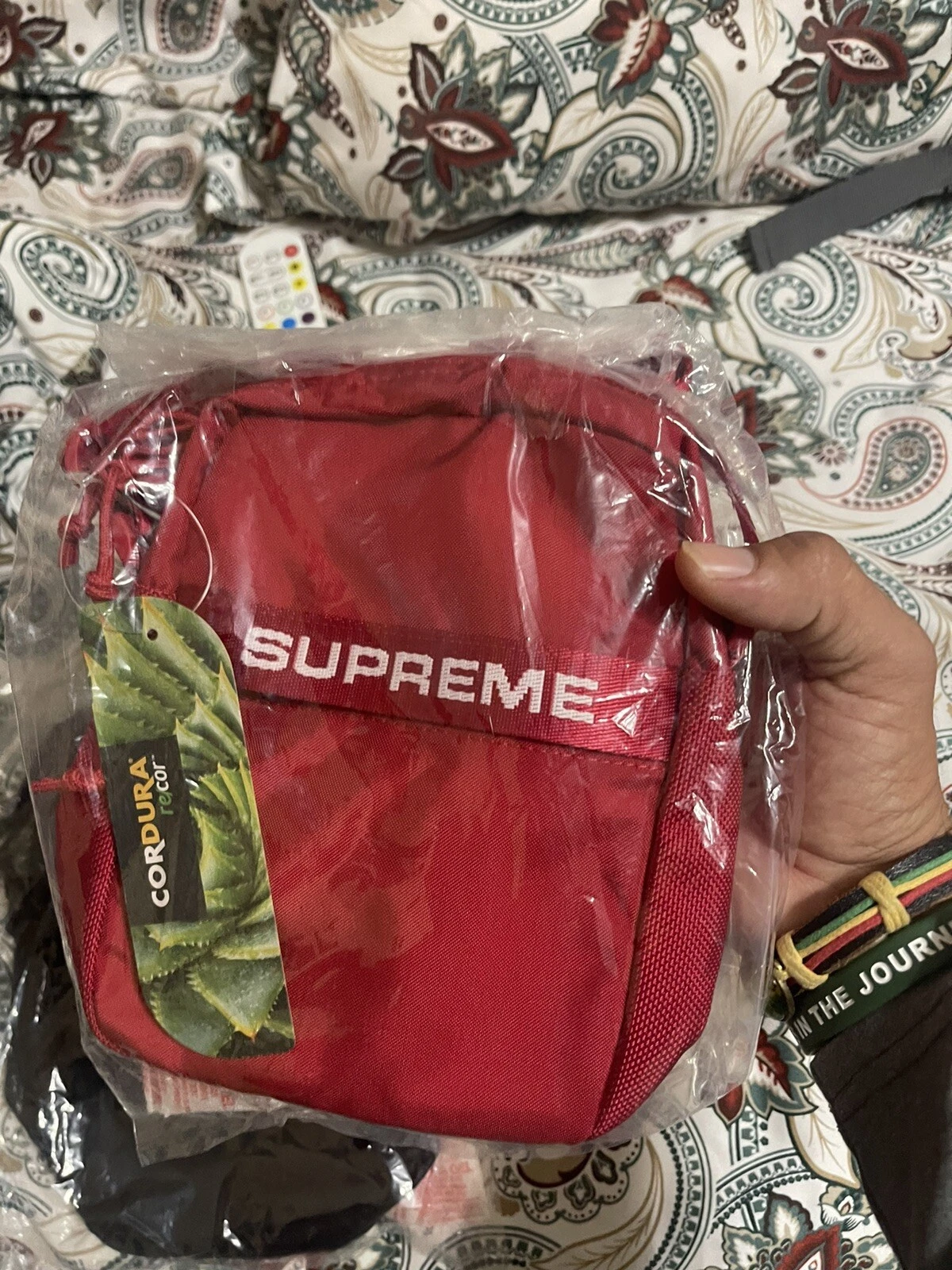 SAC BANDOULIÈRE SUPREME OS/FW22 ROUGE/TOUT NEUF (100 % AUTHENTIQUE) (EN MAIN)