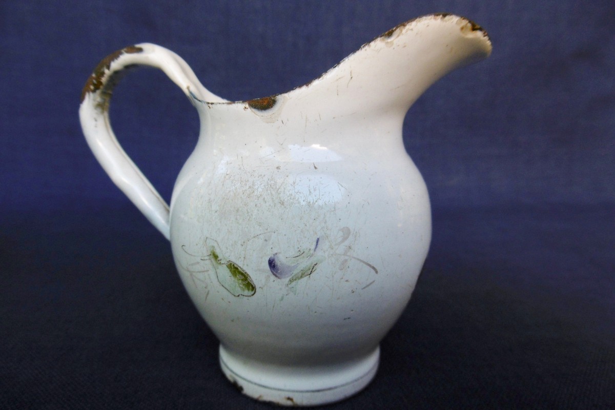 Nécessaire de toilette en porcelaine pour poupée ancienne