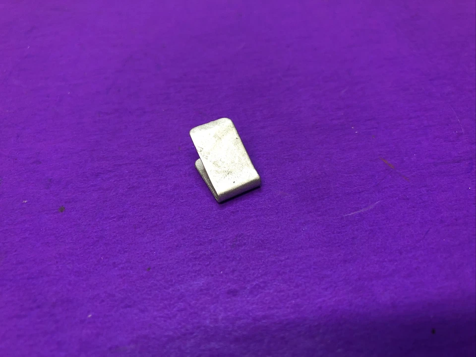 Clip de puerta de tanque de combustible de cuarto de panel OEM 04-11 Chevy Aveo Pontiac G3 96246534 cantidad 1 Foto 4 de 4