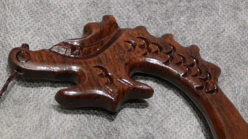 ANTIQUE CHINESE CELADON JADE "RISING DRAGON" PENDANT ON DARK WOOD DRAGON STANDAN - Picture 6 of 9