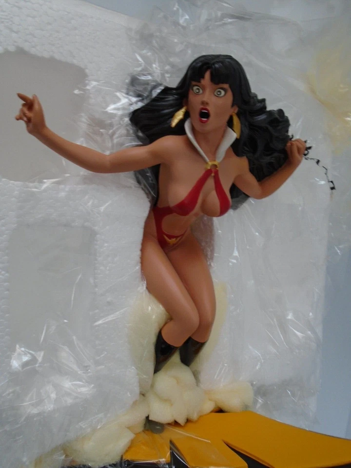 Dynamite Entertainment Vampirella 8" Adam Hughes Diamond Eye Ed. Statue #18/200 - Image 3 of 4
