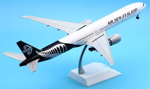 Modelo de avión fundido a presión JC Wings 1:200 Air New Zealand Boeing B777-300ER ZK-OKM - Imagen 4 de 13