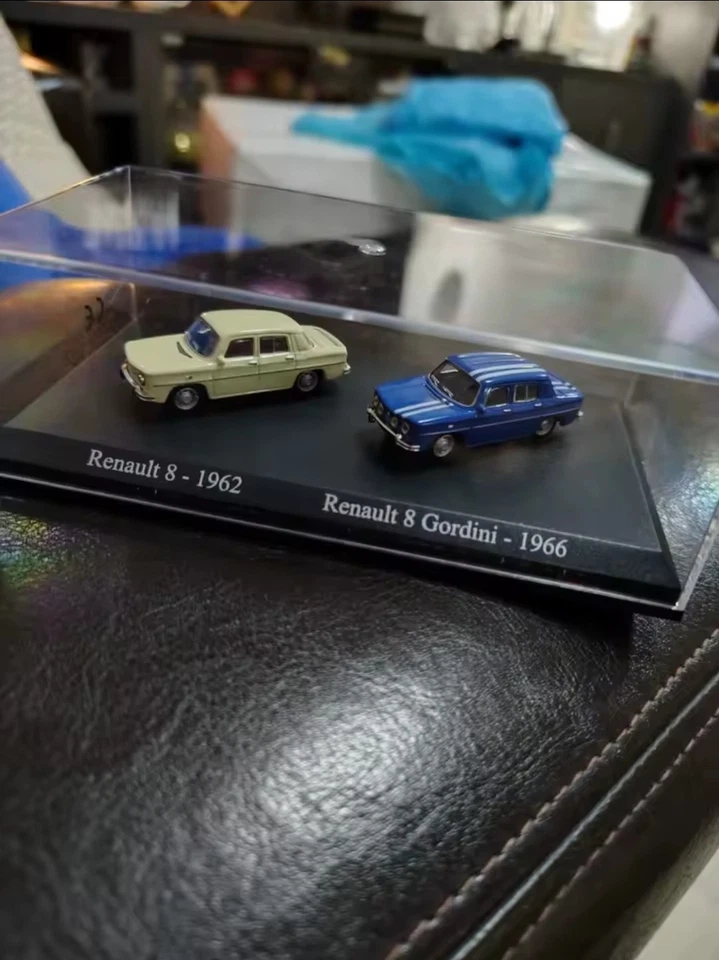 2 modellini di auto: una Renault 8 del 1962 e una Renault 8 Gordini del 1966.  - Immagine 2 di 4
