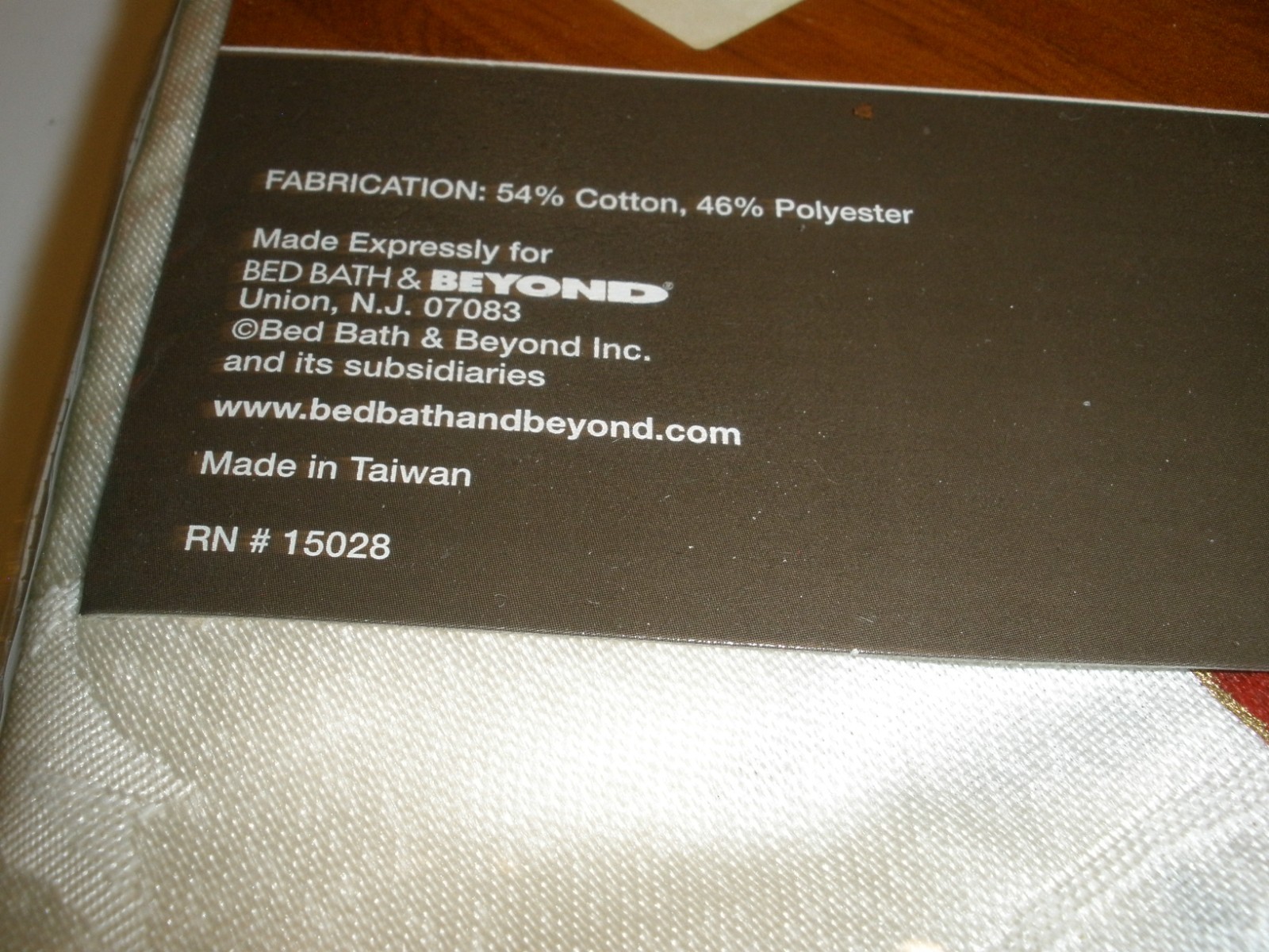 NEW Christmas Laurel Tablecloth 70" Round Bed Bath Beyond (SU104)