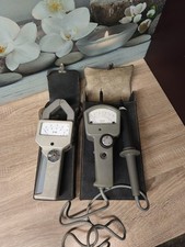 zwei Vintage-Analogmess- und Steuergeräte, Amperemeter-Multimeter
