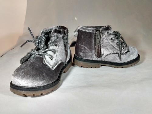 Bebé Niño Pequeño DOCs Estilo Botas Niñas Talla 6 Oshkosh 6 Gris Terciopelo Cremallera Lateral y Corbata - Imagen 6 de 8