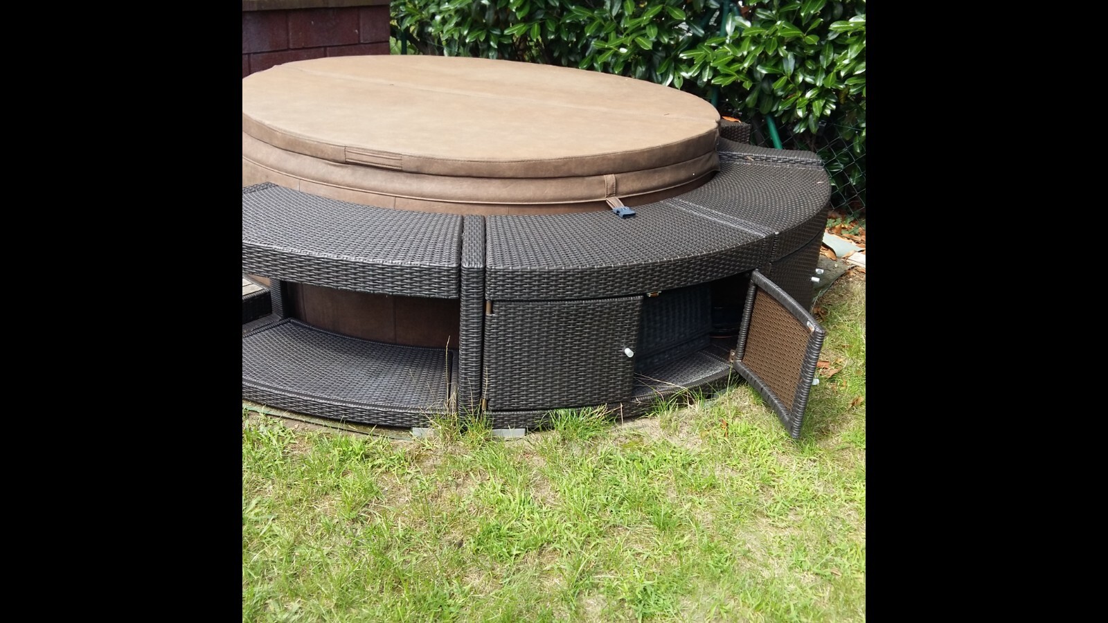 Whirlpool Softub 220 Legend mocca/pearl outdoor gebraucht mit Umrandung