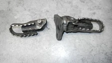 1980 SUZUKI RM80 RM 80 T FOOT PEG REST LEFT RIGHT WITH BRACKET 43510-20300