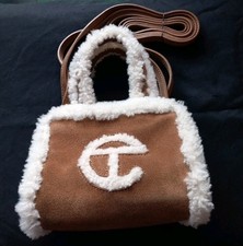 Mini borsa a tracolla UGG x Telfar Shearling marrone castagno e naturale