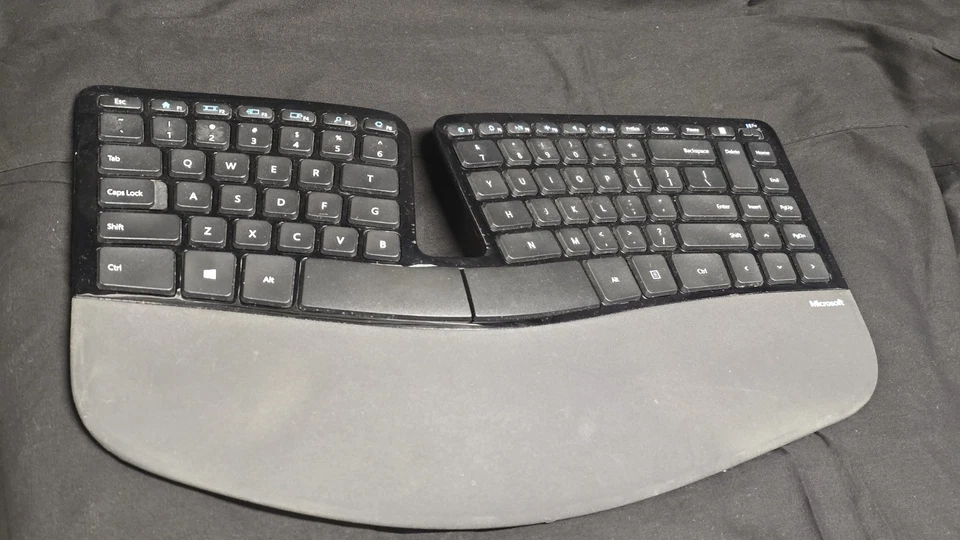 Teclado de escritorio ergonómico Microsoft Sculpt modelo 1559 - con dongle USB probado Foto 2 de 4