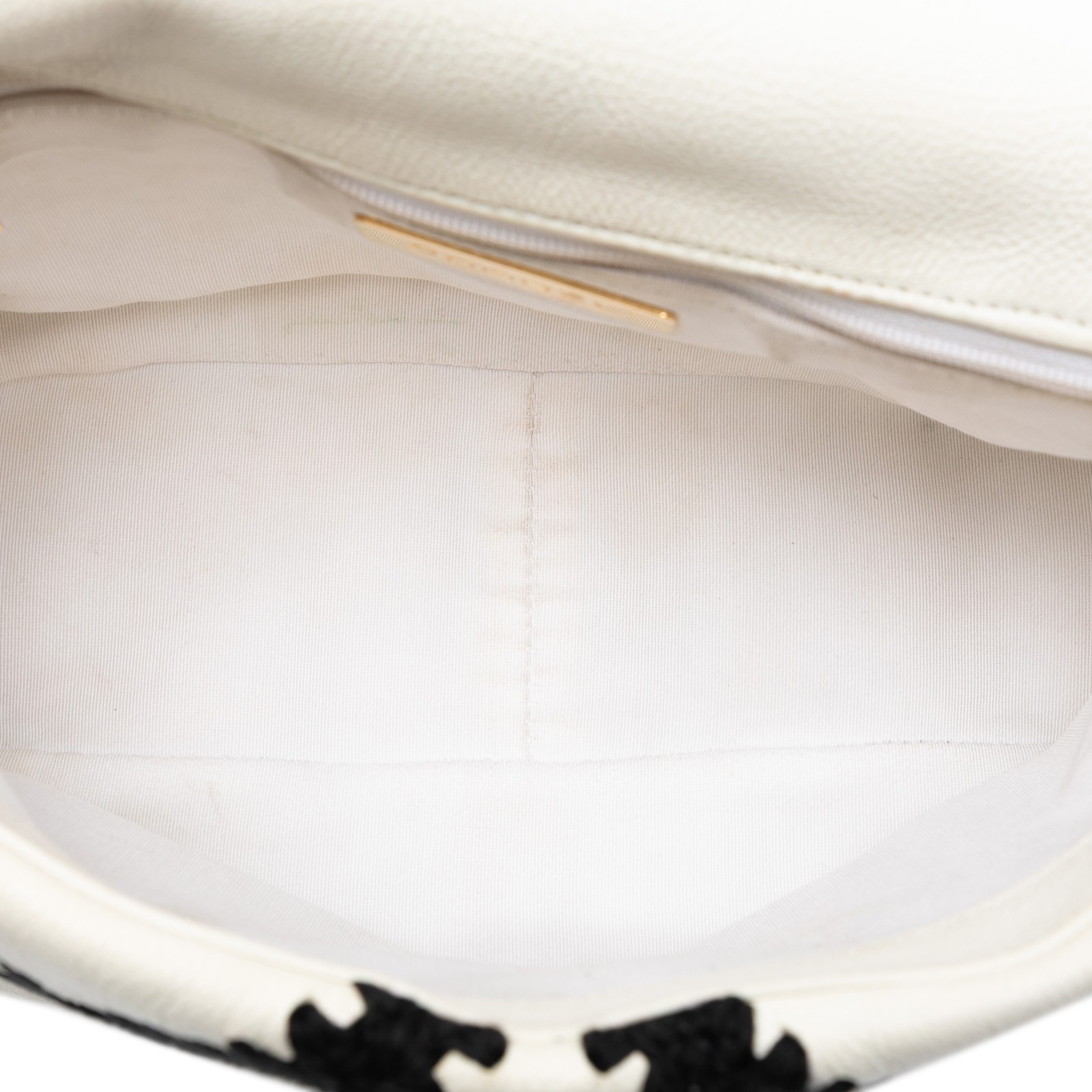 Authenticated Chanel Medium Crochet Calfskin 19 F… - image 4