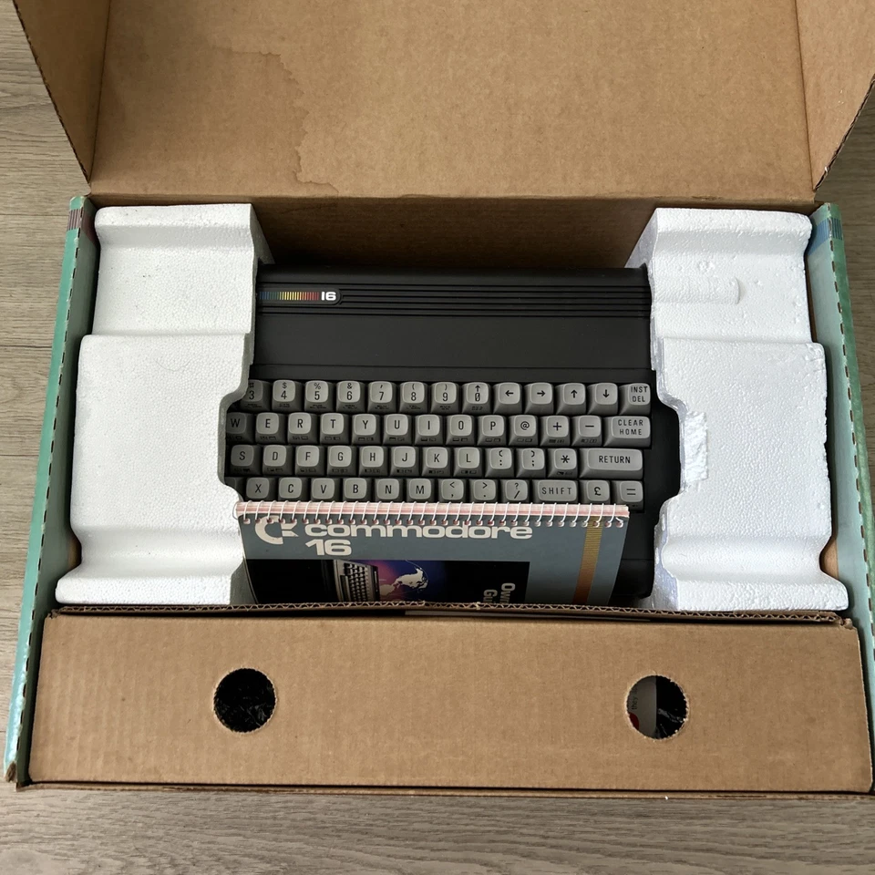 Commodore 16 винтажный компьютер с питанием и оригинальной коробкой работает проверено - Изображение 3 из 4