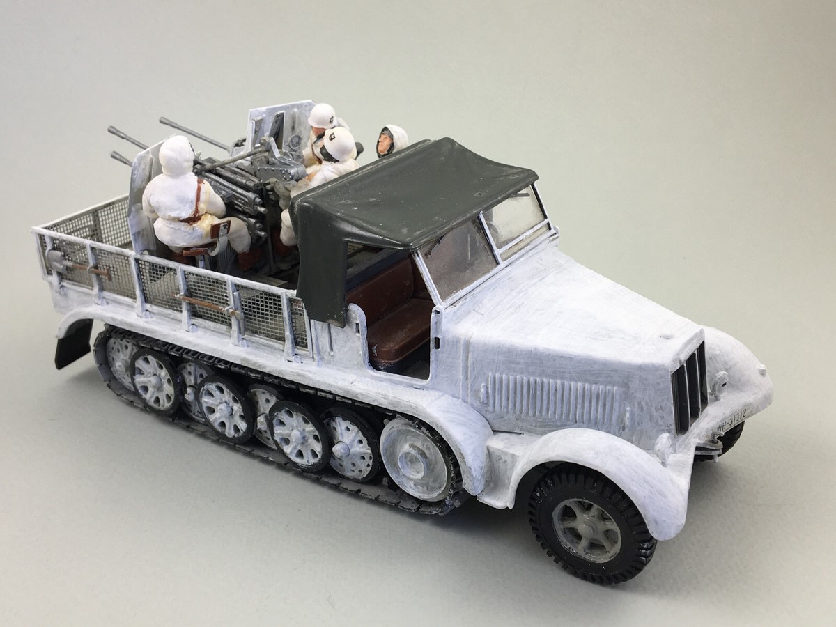 Built 1/35 Scale German 8 ton Semi Track 20 mm Flakvierling Sd.Kfz