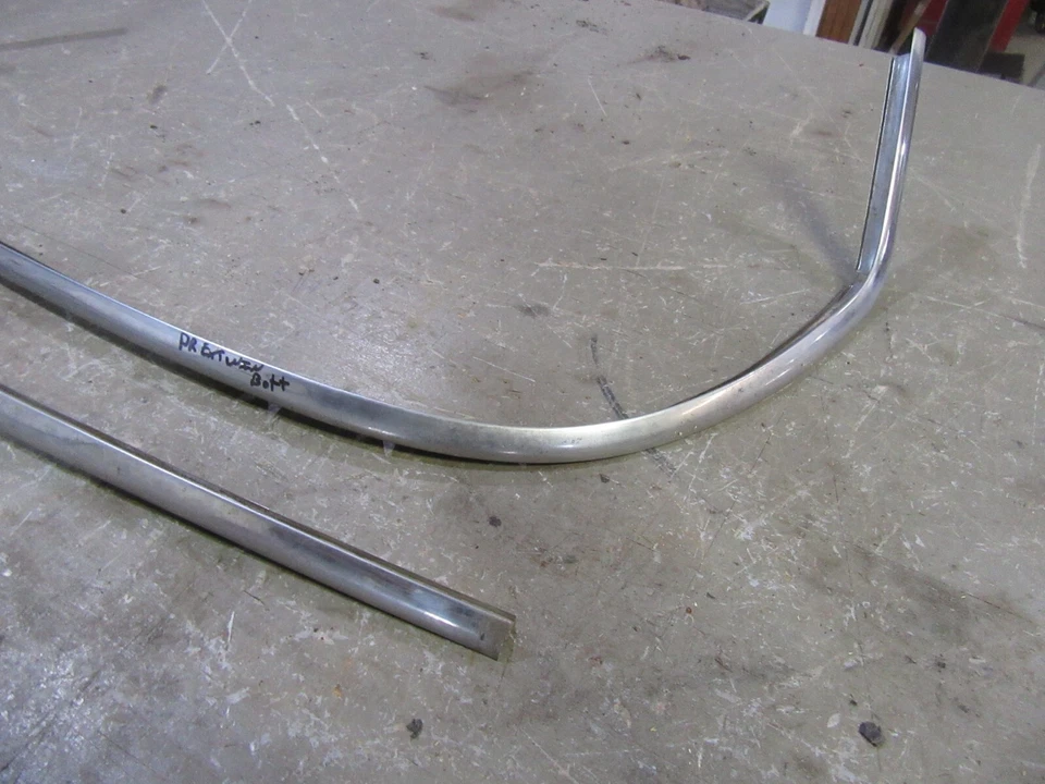 1956 年福特 Mainline Customline 轿车后窗装饰模具底部 — 第 2/4 张图片