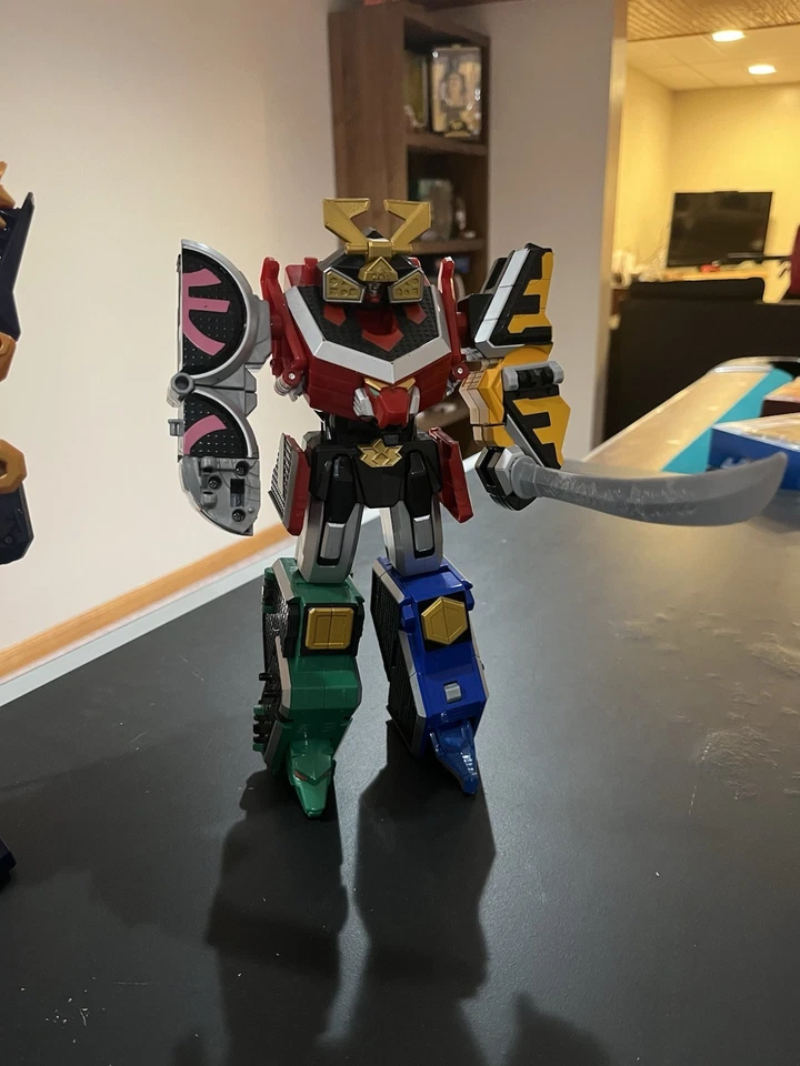 Figuras Power Rangers Samurai Megazord con garra Megazord y Ranger Foto 2 de 4