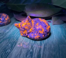 Natural Yooperlite Stone Cat UV Reactive Sodalite Kitten Statue Reiki Home Decor