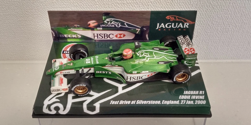 1:43 JAGUAR R1 IRVINE TEST SILVERSTONE GENNAIO 2000 con il SUO CASCO ORIGINALE - Immagine 3 di 4