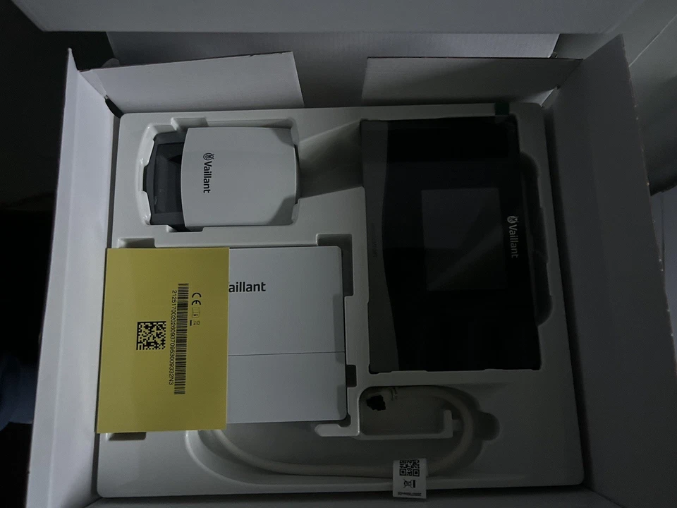 Vaillant sensoCOMFORT VRC720F Wireless RF Multi-Zone Room Thermostat c/w - Image 3 of 3