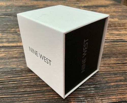 Neu mit Etikett Nine West Liana Damenuhr 31 mm japanisches Uhrwerk Quarz Metallgewebeband - Bild 13 von 15