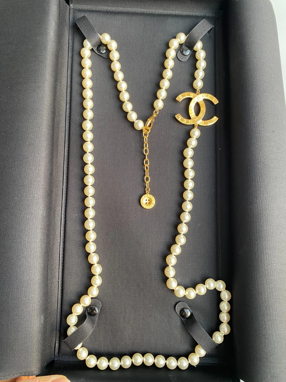 COLLANA CHANEL 2023A TONO ORO ICONICA BIG CC LOGO PERLE BIANCHE CIONDOLO BOTTONE