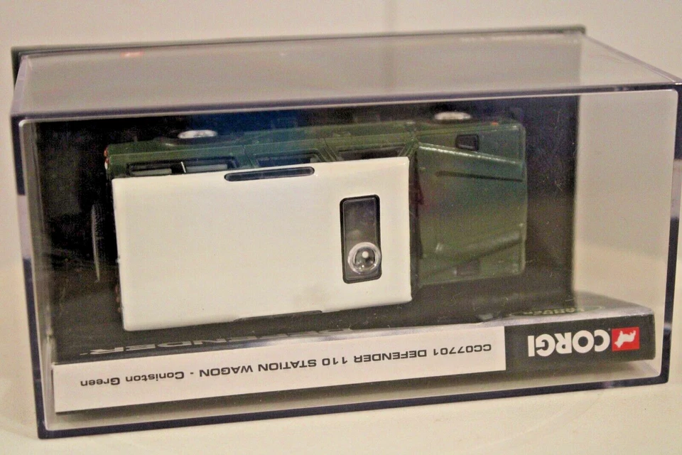 Corgi Classics 1:43s CC07701 Land Rover Defender 110 Station Wagen - Green - Image 4 of 4