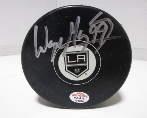 Wayne Gretzky Signed LA Kings Hockey Puck PAAS COA Authenticity Guaranteed