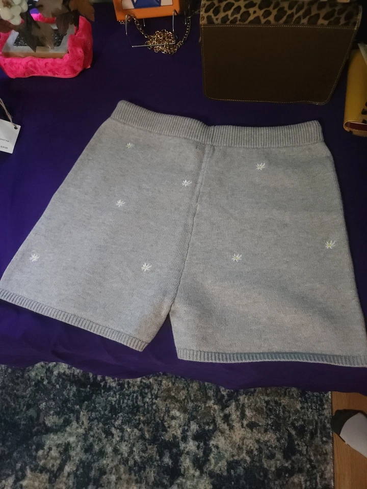 Pantalones cortos de flores de punto gris exuberante Foto 2 de 2