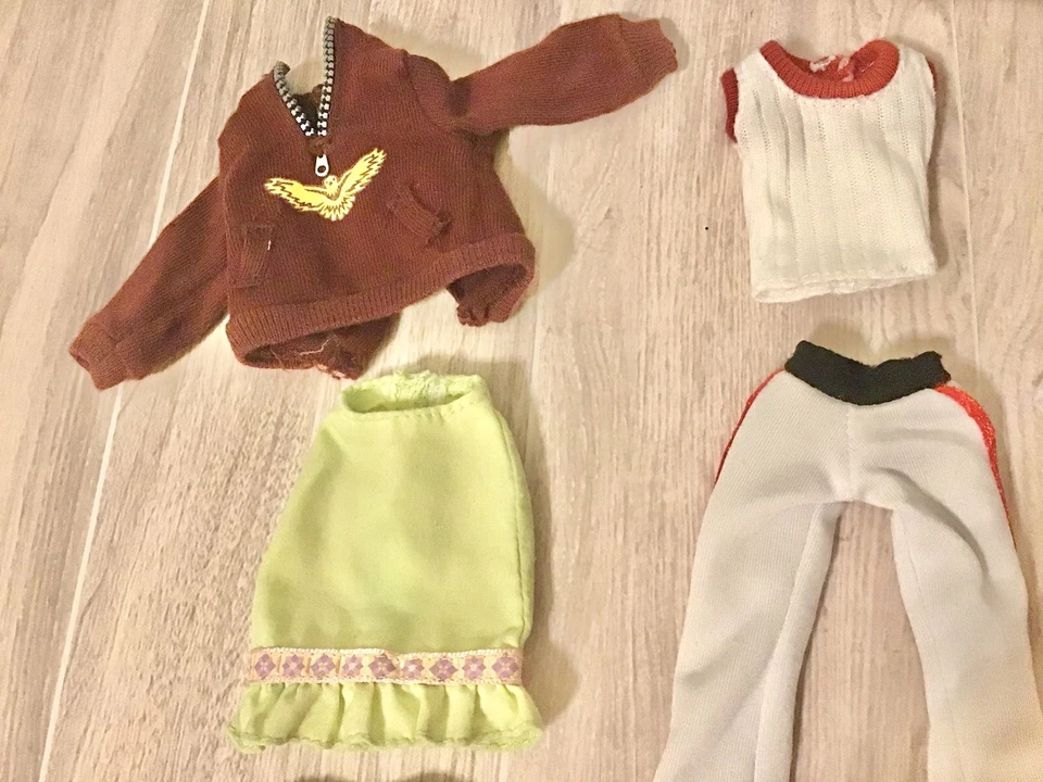 Lote de ropa y accesorios para muñecas Bratz y otros surtidos años 2000 Foto 2 de 4