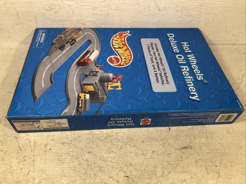 Hot Wheels World Deluxe Oil Refinery Play-set New In Box Factory Sealed 2 Trucks - Picture 16 of 16