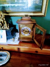 Antico orologio meccanico da tavolo in legno finemente rifinito con suoneria