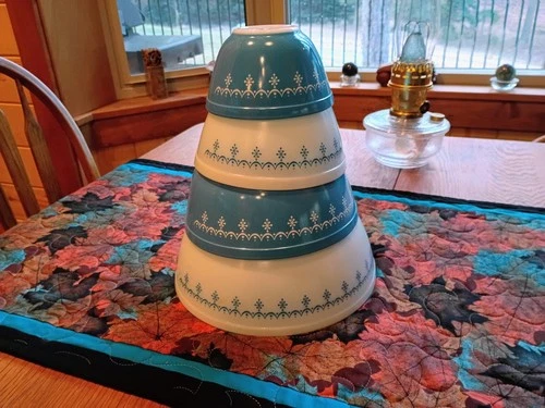 Vtg Pyrex Snowflake Blue Garland Nesting Mixing Bowls Set of 4 401 - 404 1970's