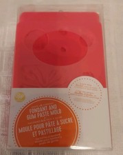 2 Pack Wilton Fondant  Gum Paste Molds Leaf  Flower Design Cake Decorating