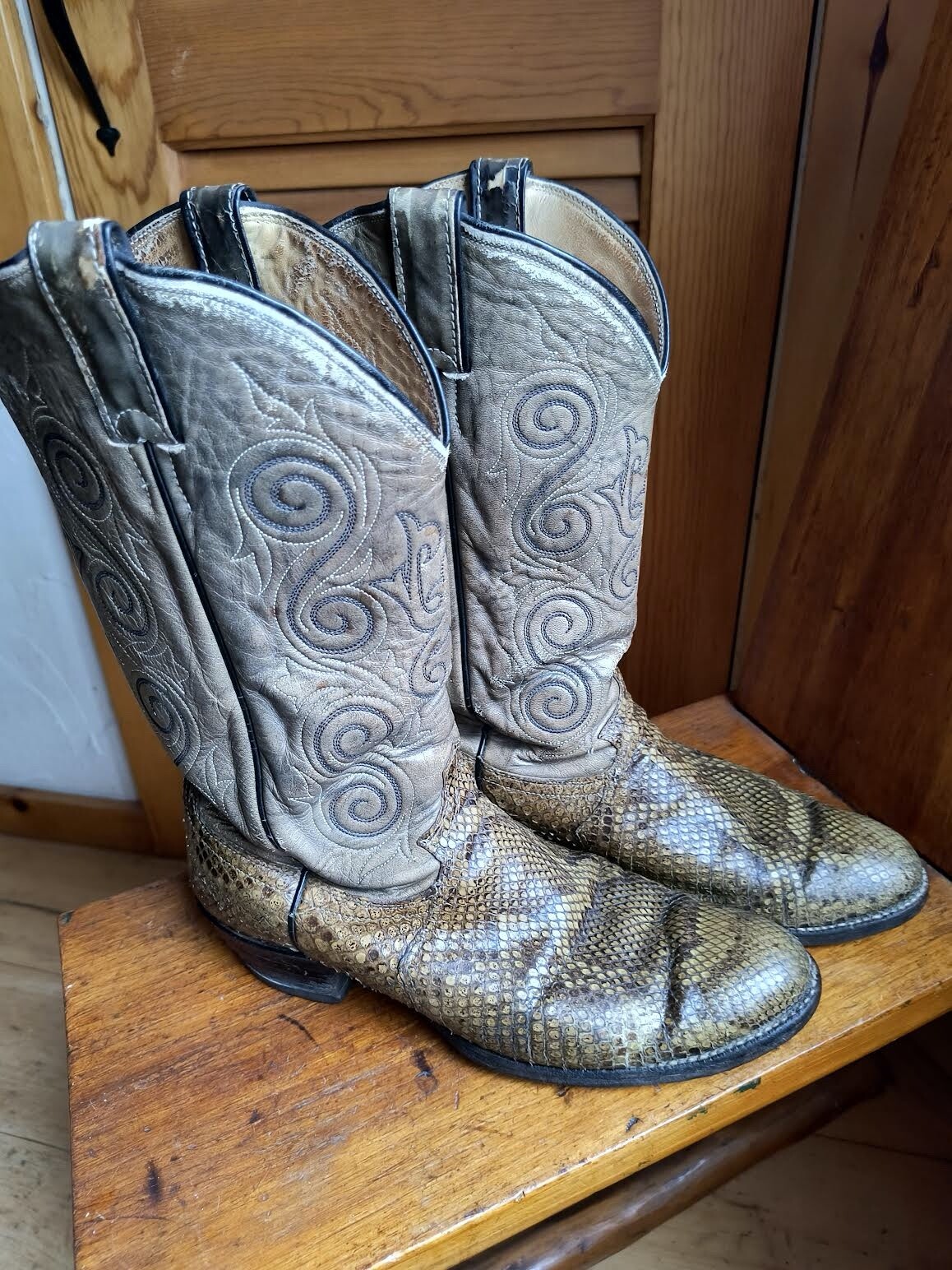 Vintage Mens Used Cowboy Boots Python Size 10D - Gem