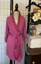 Natori Wom M VTG/VWD Pink Supima Cotton Robe w/ Satin Accents & Belt