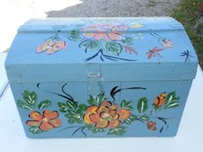 - ANCIEN PETIT COFFRE PETITE MALLE BOIS PEINT FLEURS sur fond BLEU déco   D