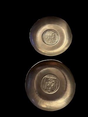 2 x alte französische Blechteller OEUVRE AU MARTEAU gestempelt
