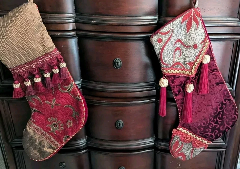 Juego de Medias de Navidad de Terciopelo de Colección Brocado Victoriano Borgoña Oro Borla Satén Foto 2 de 4