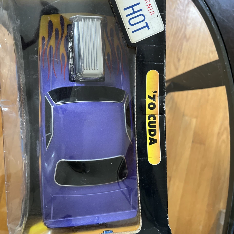 Muscle Machines 1:18 1970 Cuda Too Hot - New In Box  - Image 4 of 4