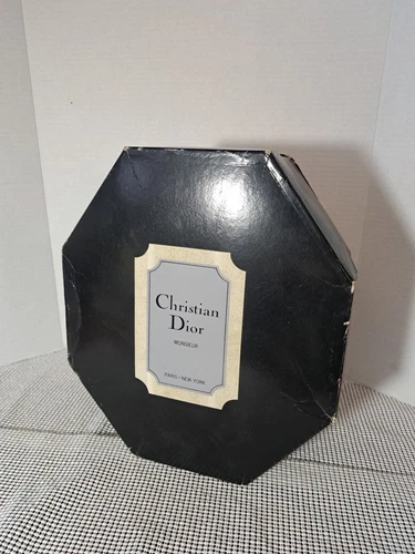 Ancienne boite à chapeau CHRISTIAN DIOR Monsieur, bords usés, plis et effilochage