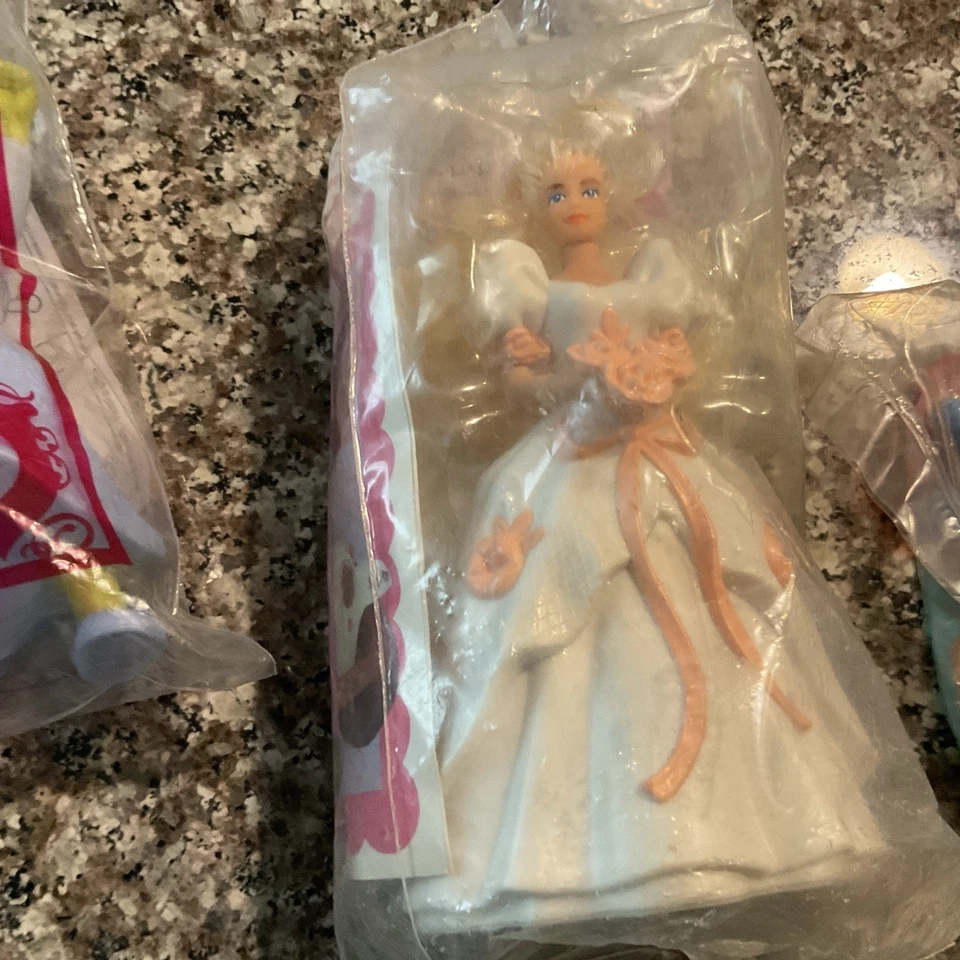 儿童餐玩具套装 (6) 芭比娃娃、虫子生活、史莱克、阿尔文和花栗鼠 + 更多 — 第 3/4 张图片