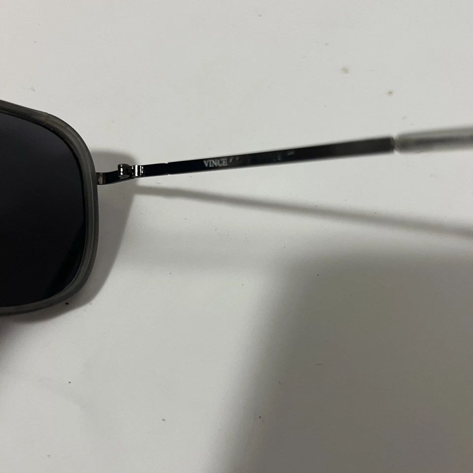 Очки солнцезащитные Vince Camuto VM601 GYGUN Navigator черные и серые - Изображение 4 из 4