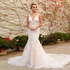 Beach Mermaid Wedding Dresses V-Neck Lace Appliques Backless Bridal Gowns