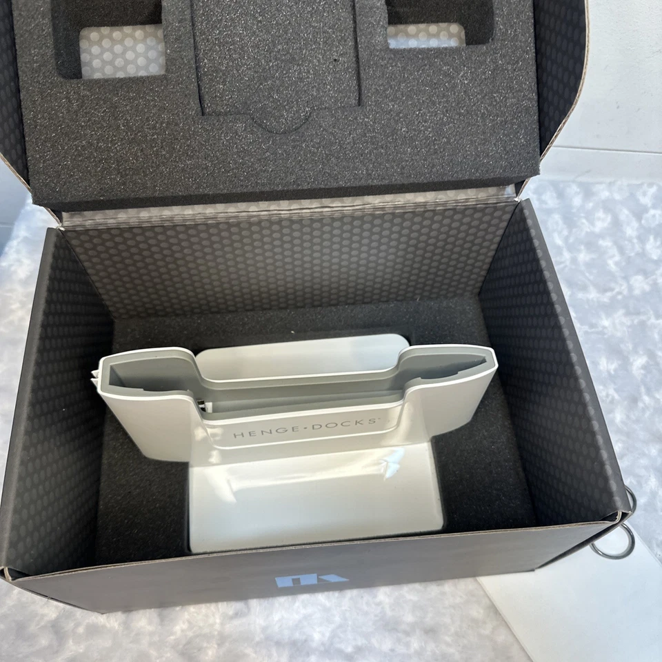 Henge Docks HD01VB11MBA For 11" MacBook Air Vertical Docking Station No Cords - Image 4 of 4