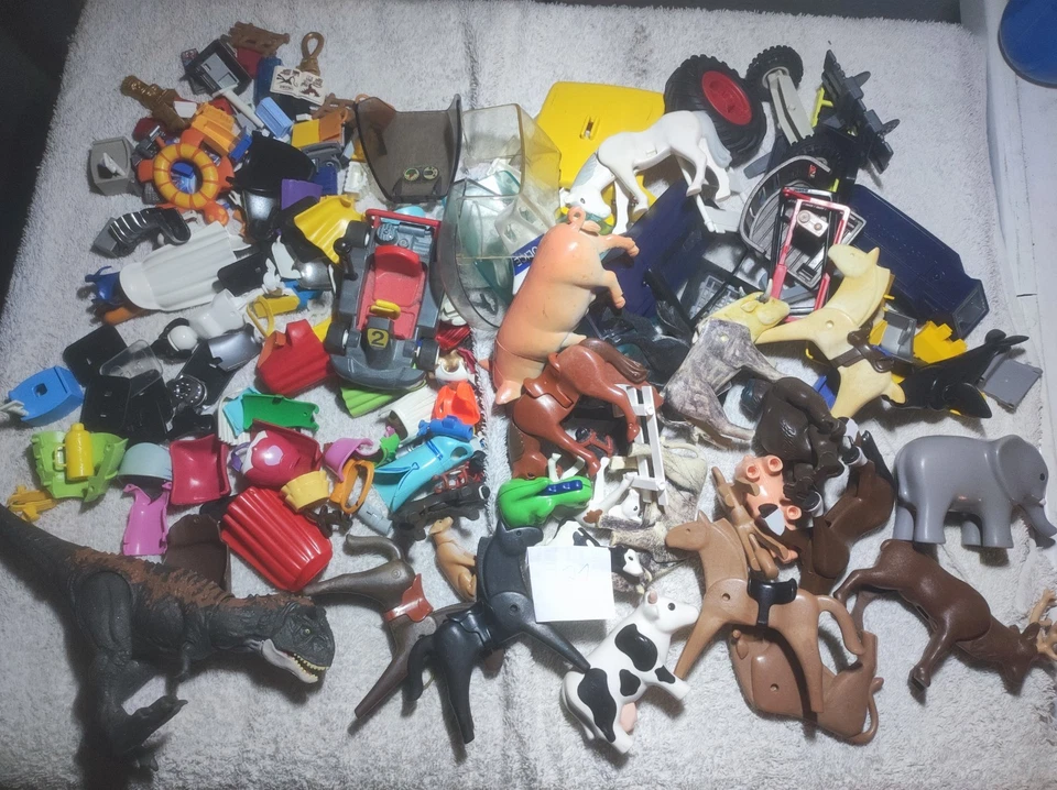 Lot de 75 personnages / figurines Playmobil + accessoires et animaux - Photo 2/2