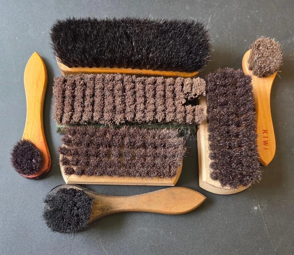 Vintage KIWI handgefertigter Schuhdiener Holz Schuhputzkasten Set 7 Bürsten - Bild 4 von 4